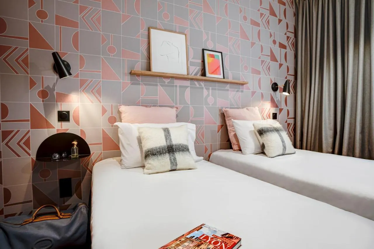 ***  Republik Hotel Lyon França